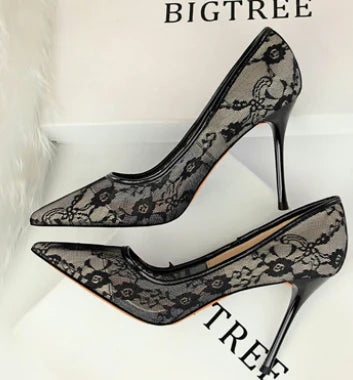 „Noir" Lace Pumps